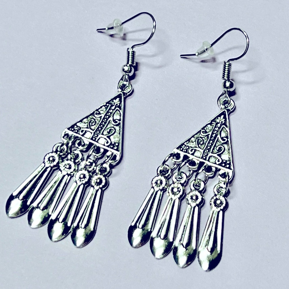 Silver tone dangle earrings - Picture 2 of 3